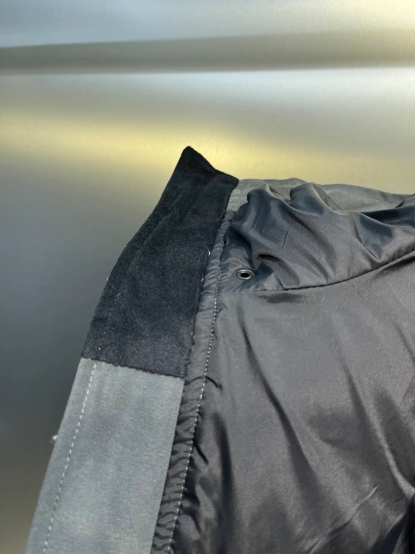 P700 Goose 🌟17 styles of chest patch, same style for men and women, cold-resistant down jackets! The fur collar is detachable. The natural Siberian coyote fur collar has a delicate yet strong feel, which comes from the sense of life that comes from the erosion of wind and frost in nature. The market usually uses raccoon fur or fake fur instead, which is not even the slightest bit better! The collar part has cold-proof flannel, which is close to the head and neck, comfortable and warm! The fabric is made of high-density nano-level waterproof fabric, which is windproof and wear-resistant and has a certain thickness! The zipper is the official YKK brand! The waist has an elastic waistline design that can be adjusted according to yourself! There is also an anti-wind Velcro inside! Seamless threaded cuffs to avoid stiffening! In order to prevent cold wind from pouring in, a double closure design is adopted. On the premise of the traditional zipper fly, six Velcro fasteners are used for secondary closure, which brings better warmth retention effect. It retains the classic hooded design and uses super large luxurious wolf fur to protect against wind and cold. No matter how low the temperature is this winter, one piece is enough. I’ll give you the wind and temperature. Size: s-xl